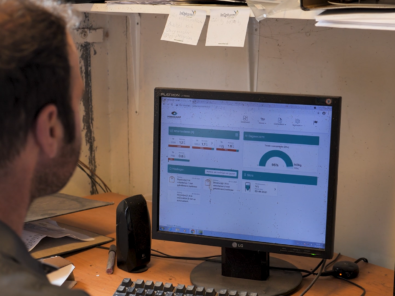 Veehouder kijkt naar dashboard op pc Veehouder kijkt naar dashboard op pc